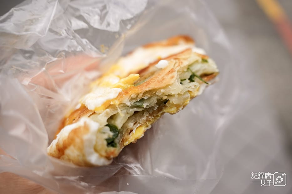 18基隆美食中正區50年老店周家蔥油餅加蛋.jpg