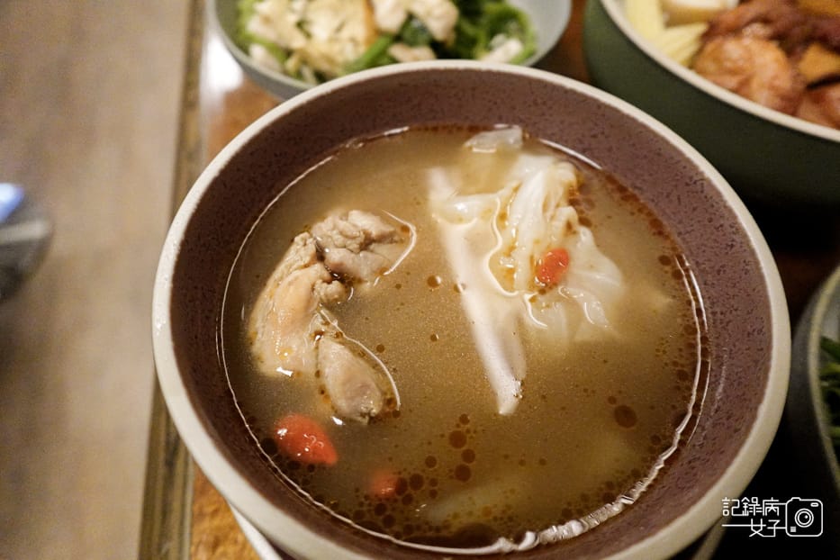 20台北善導寺金晶雞GINGIN CHICKEN佛跳牆黑蒜麻油雞湯.jpg
