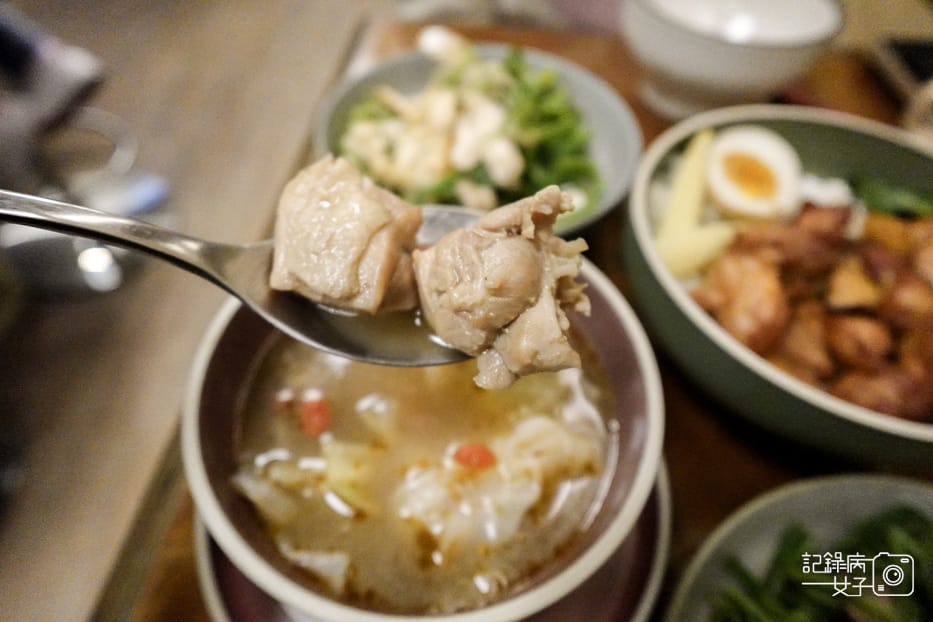 21台北善導寺金晶雞GINGIN CHICKEN佛跳牆黑蒜麻油雞湯.jpg