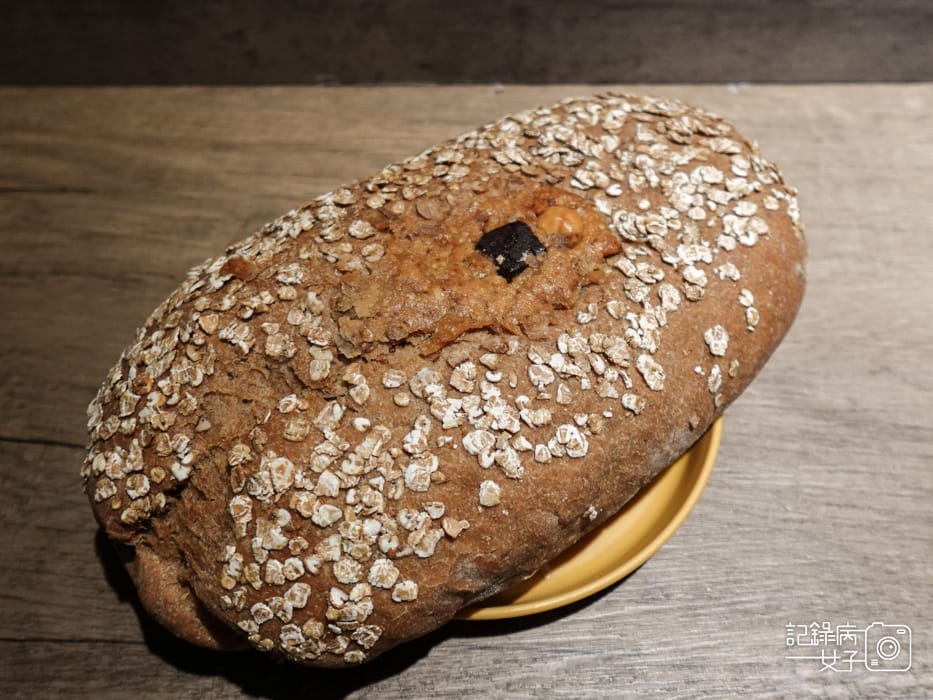 10大約翰烘焙開箱榛果巧克力黃金黑麥麵包熱量營養標示.jpg