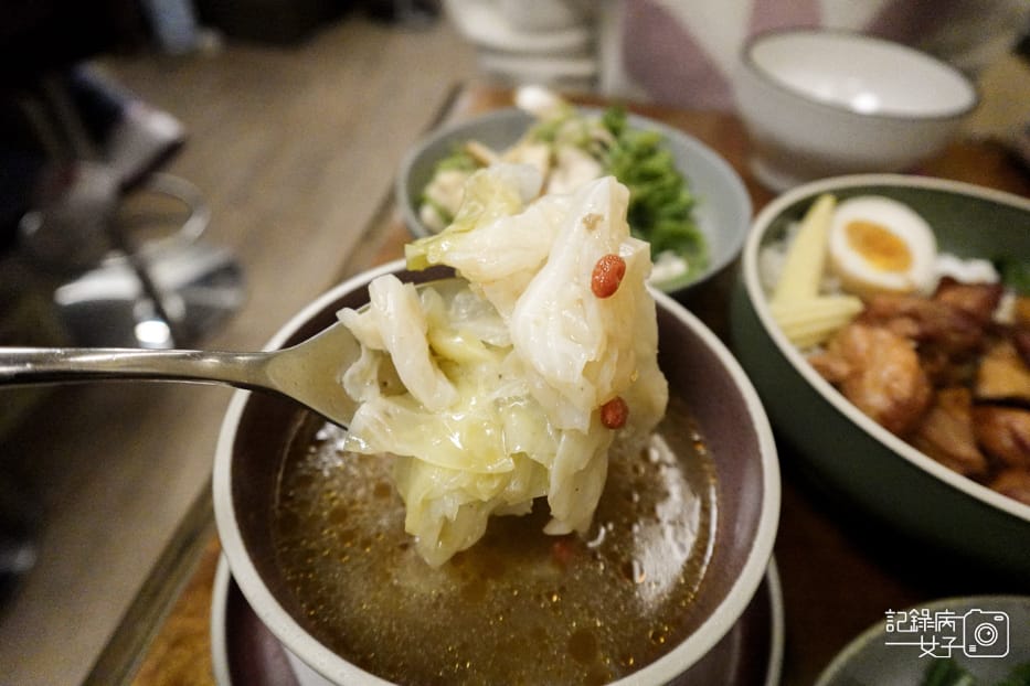 22台北善導寺金晶雞GINGIN CHICKEN佛跳牆黑蒜麻油雞湯.jpg