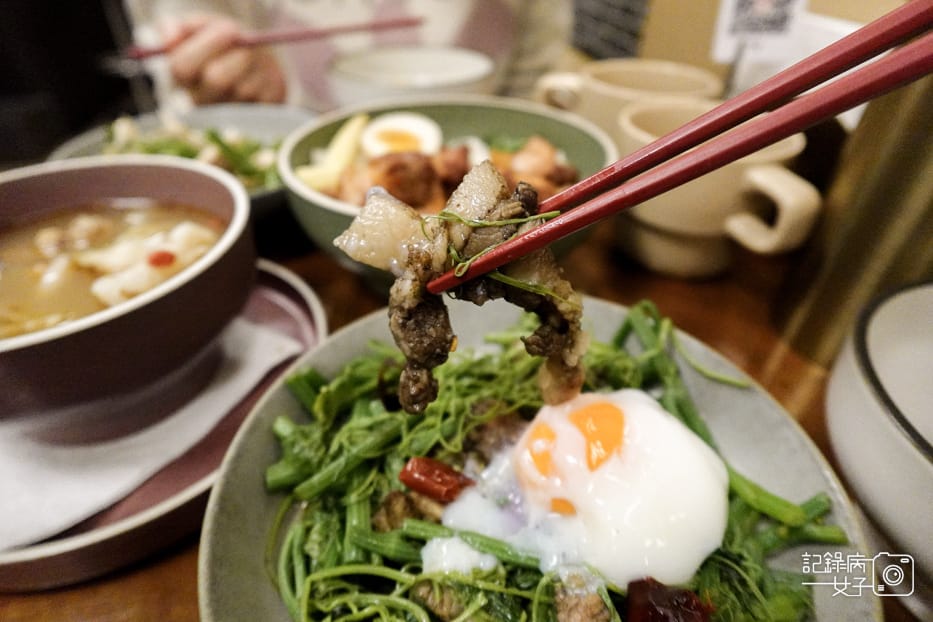 19台北善導寺金晶雞雙倍鹹豬肉與龍鬚菜與溫泉蛋.jpg