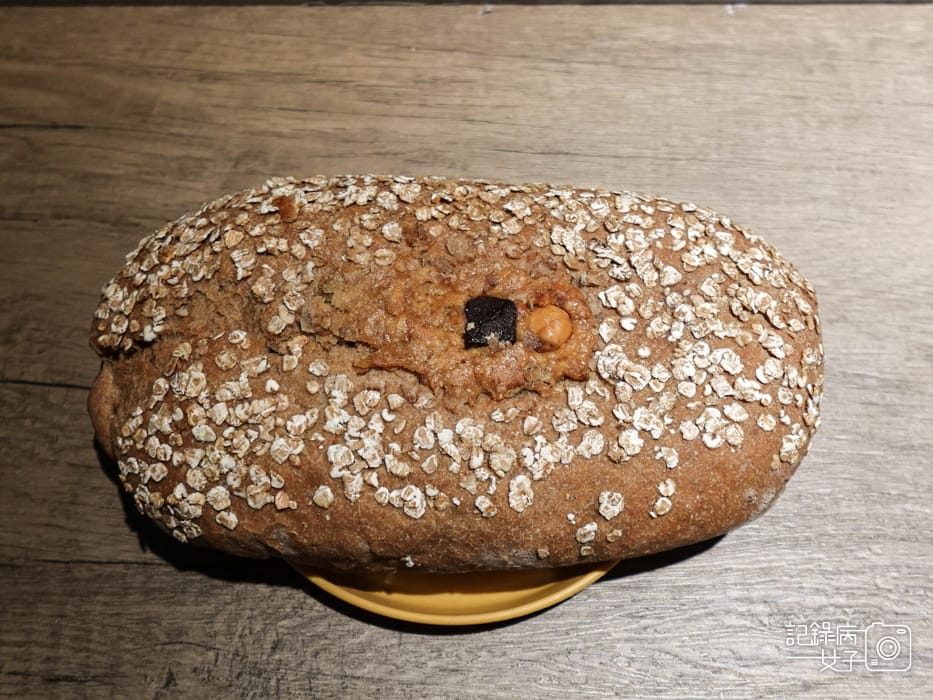 9大約翰烘焙開箱榛果巧克力黃金黑麥麵包熱量營養標示.jpg