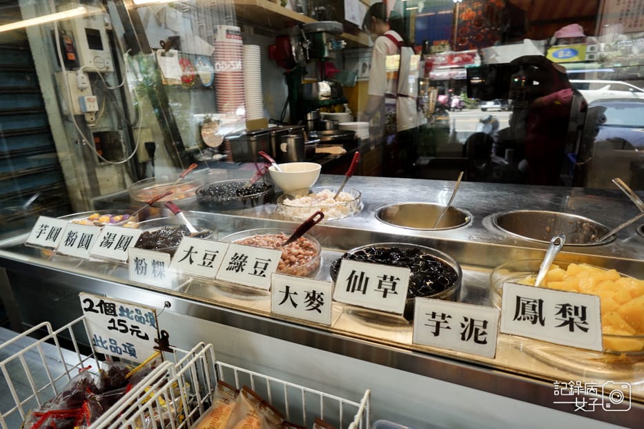 7高雄鹽埕區高雄婆婆冰創始總店古綜合招牌雪花冰古早味薑泥蕃茄.jpg