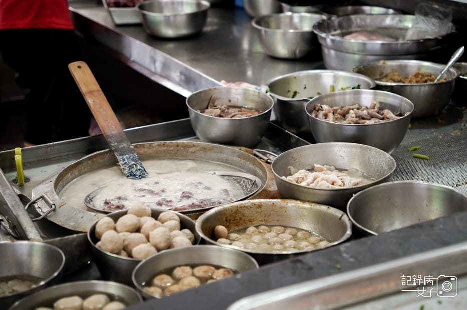 2馬來西亞沙巴Kedai Kopi Jia Siang家香生肉面干撈面炒粿條炸茄子.jpg