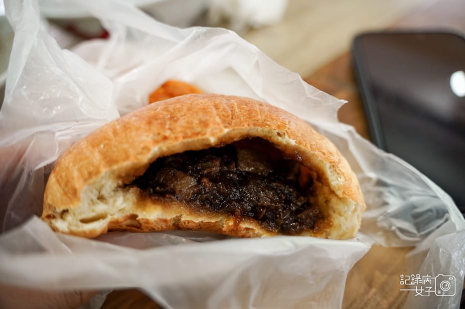 13馬來西亞沙巴33麵包茶室Kedai Kopi 33叉燒包菠蘿麵包.jpg