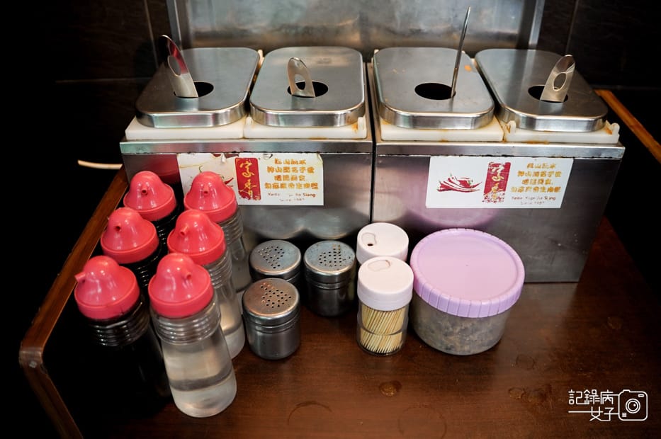 5馬來西亞沙巴Kedai Kopi Jia Siang家香生肉面干撈面炒粿條炸茄子.jpg