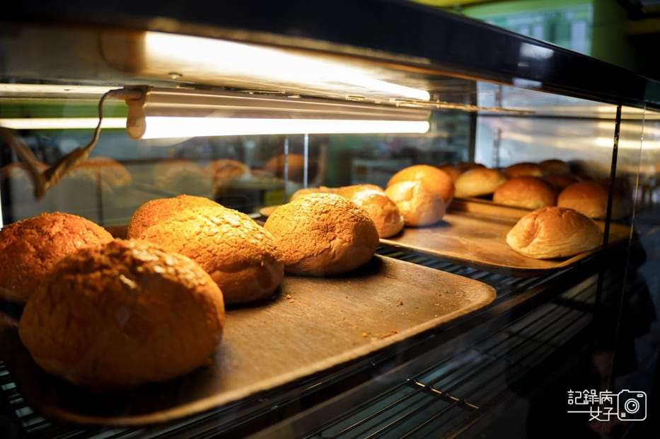 5馬來西亞沙巴33麵包茶室Kedai Kopi 33叉燒包菠蘿麵包.jpg