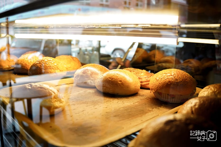 6馬來西亞沙巴33麵包茶室Kedai Kopi 33叉燒包菠蘿麵包.jpg