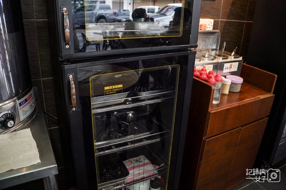 4馬來西亞沙巴Kedai Kopi Jia Siang家香生肉面干撈面炒粿條炸茄子.jpg