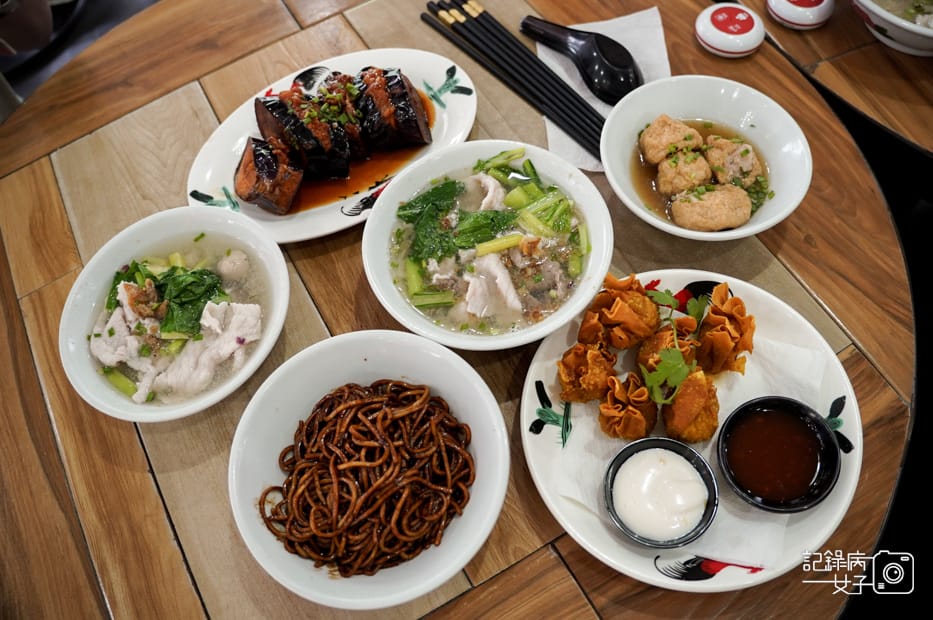 11馬來西亞沙巴Kedai Kopi Jia Siang家香生肉面干撈面炒粿條炸茄子.jpg