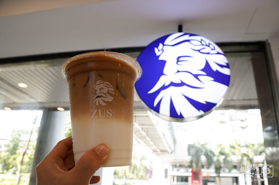 4馬來西亞沙巴ZUS宙斯咖啡Atukuupi C2U mizumizu coffee Latte.jpg