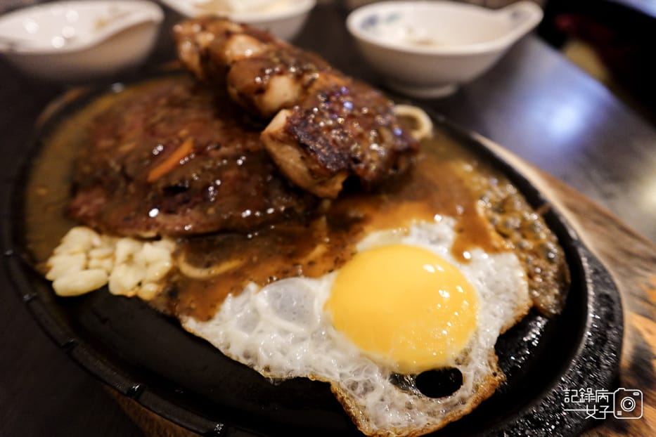 25大龍街夜市美食大牛牛排館便宜自助吧吃到飽牛排雞腿排鐵板麵.jpg