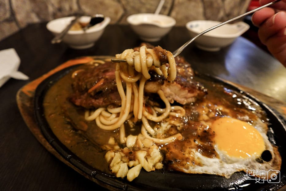 29大龍街夜市美食大牛牛排館便宜自助吧吃到飽牛排雞腿排鐵板麵.jpg