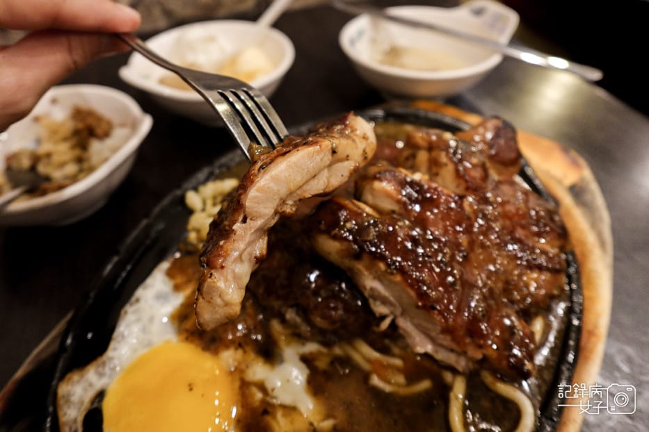 31大龍街夜市美食大牛牛排館便宜自助吧吃到飽牛排雞腿排鐵板麵.jpg