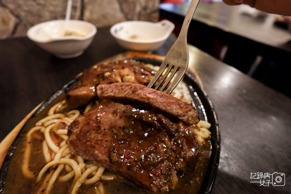 27大龍街夜市美食大牛牛排館便宜自助吧吃到飽牛排雞腿排鐵板麵.jpg