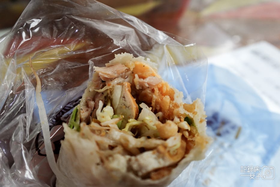28台北臨沂街東門市場美食惠Q潤餅燻雞起司綜合潤餅.jpg