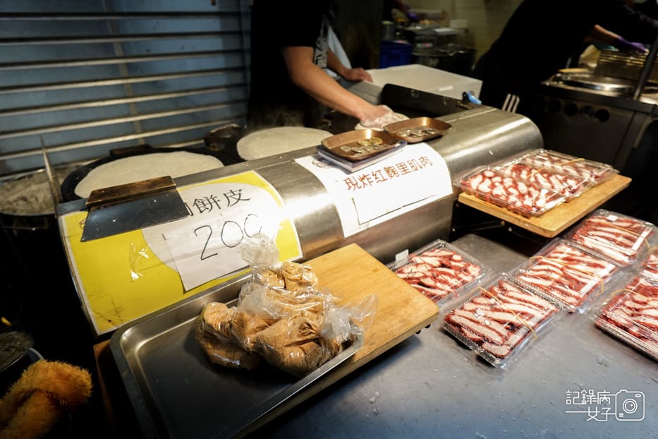 11台北臨沂街東門市場美食惠Q潤餅紅燒肉現炸紅麴里肌肉.jpg