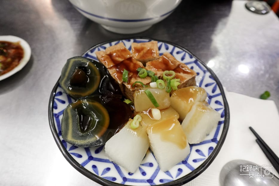 27信義區老邱牛肉麵豆漿紅茶喝到飽蒜蓉豬心限量滷味皮蛋小菜.jpg 27信義區老邱牛肉麵豆漿紅茶喝到飽蒜蓉豬心限量滷味皮蛋小菜.jpg