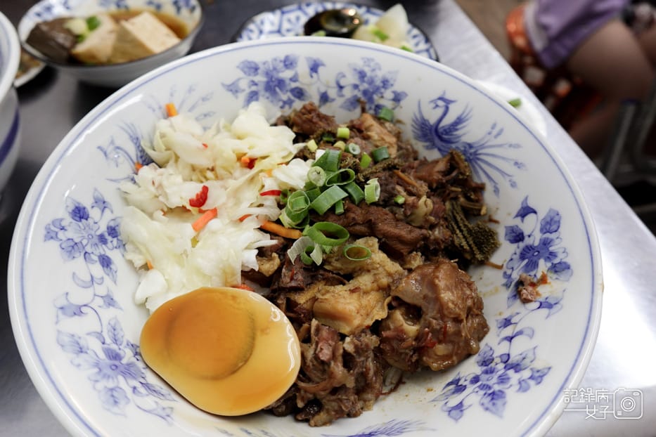 8信義區老邱原汁牛肉麵豆漿喝到飽涮牛肉麵牛雜飯麻辣鴨血.jpg 8信義區老邱原汁牛肉麵豆漿喝到飽涮牛肉麵牛雜飯麻辣鴨血.jpg