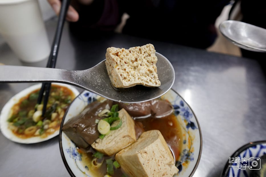 13信義區老邱原汁牛肉麵豆漿喝到飽涮牛肉麵牛雜飯麻辣鴨血.jpg 13信義區老邱原汁牛肉麵豆漿喝到飽涮牛肉麵牛雜飯麻辣鴨血.jpg