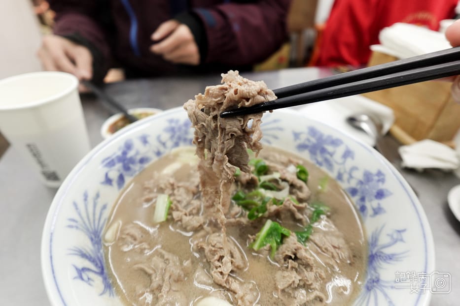 4信義區老邱原汁牛肉麵豆漿喝到飽涮牛肉麵牛雜飯麻辣鴨血.jpg 4信義區老邱原汁牛肉麵豆漿喝到飽涮牛肉麵牛雜飯麻辣鴨血.jpg