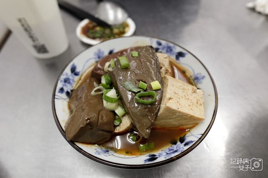 12信義區老邱原汁牛肉麵豆漿喝到飽涮牛肉麵牛雜飯麻辣鴨血.jpg 12信義區老邱原汁牛肉麵豆漿喝到飽涮牛肉麵牛雜飯麻辣鴨血.jpg