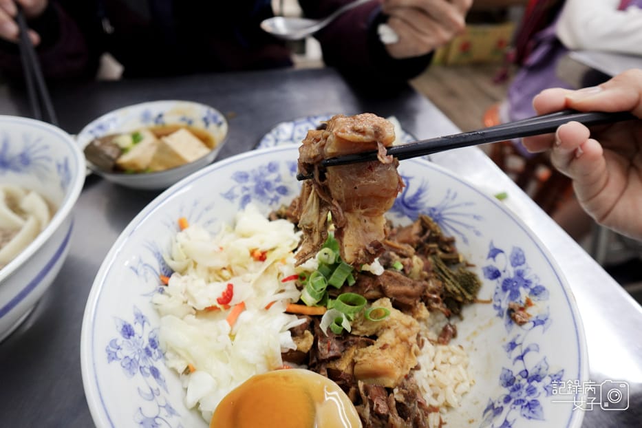 10信義區老邱原汁牛肉麵豆漿喝到飽涮牛肉麵牛雜飯麻辣鴨血.jpg 10信義區老邱原汁牛肉麵豆漿喝到飽涮牛肉麵牛雜飯麻辣鴨血.jpg