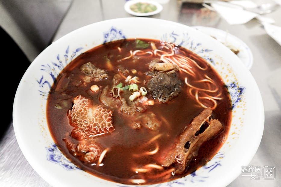 33信義區老邱牛肉麵麻辣牛三寶豆漿喝到飽.jpg 33信義區老邱牛肉麵麻辣牛三寶豆漿喝到飽.jpg