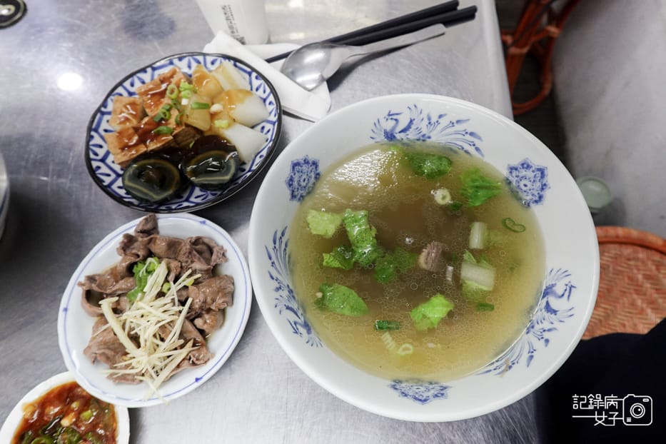 15信義區老邱牛肉麵豆漿紅茶喝到飽紅燒牛三寶清燉牛肉湯.jpg 15信義區老邱牛肉麵豆漿紅茶喝到飽紅燒牛三寶清燉牛肉湯.jpg