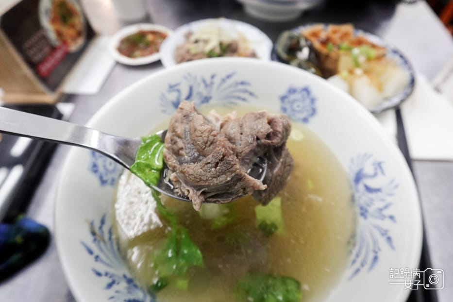 17信義區老邱牛肉麵豆漿紅茶喝到飽紅燒牛三寶清燉牛肉湯.jpg 17信義區老邱牛肉麵豆漿紅茶喝到飽紅燒牛三寶清燉牛肉湯.jpg