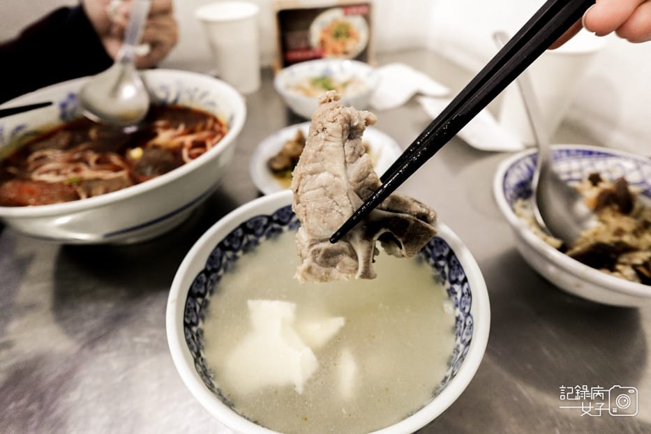 45信義區老邱牛肉麵限量排骨肉骨蒸蛋湯.jpg 45信義區老邱牛肉麵限量排骨肉骨蒸蛋湯.jpg