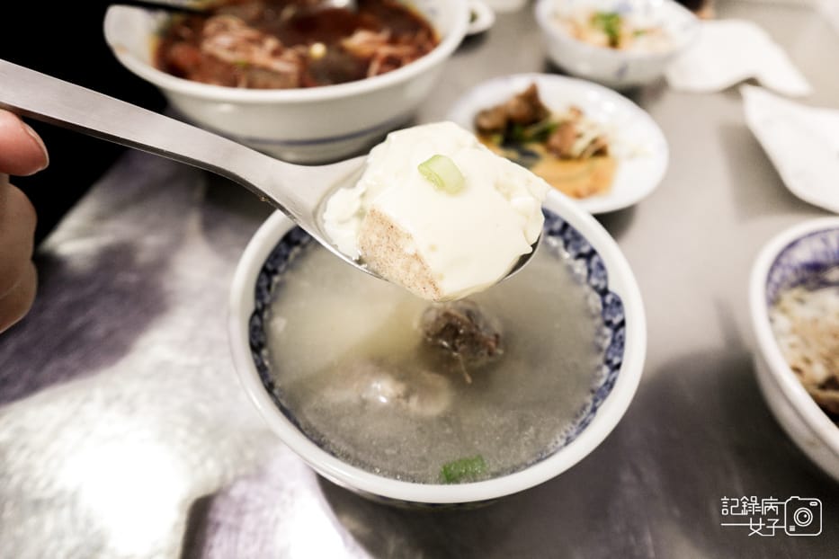 44信義區老邱牛肉麵限量排骨肉骨蒸蛋湯.jpg 44信義區老邱牛肉麵限量排骨肉骨蒸蛋湯.jpg