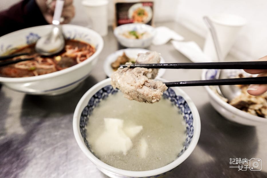 46信義區老邱牛肉麵限量排骨肉骨蒸蛋湯.jpg 46信義區老邱牛肉麵限量排骨肉骨蒸蛋湯.jpg