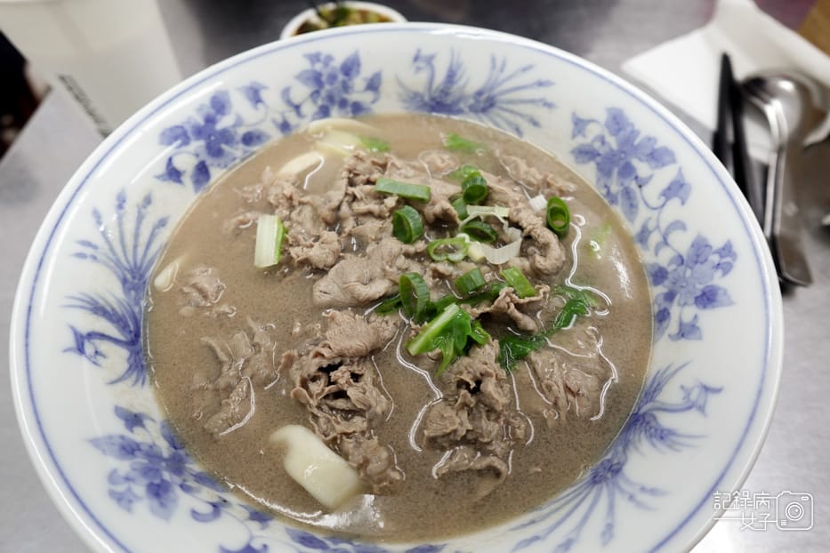 2信義區老邱原汁牛肉麵豆漿喝到飽涮牛肉麵牛雜飯麻辣鴨血.jpg 2信義區老邱原汁牛肉麵豆漿喝到飽涮牛肉麵牛雜飯麻辣鴨血.jpg