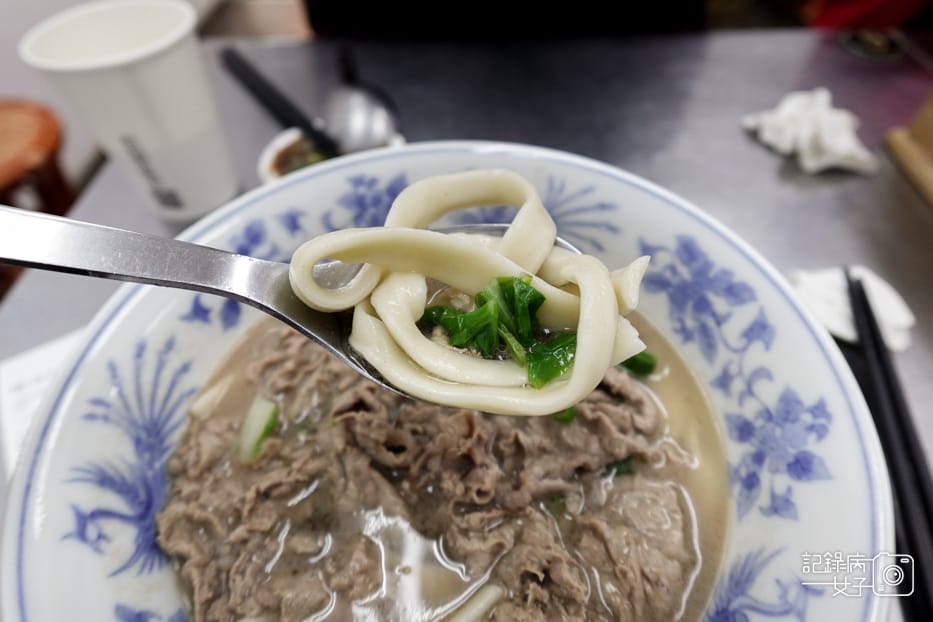 6信義區老邱原汁牛肉麵豆漿喝到飽涮牛肉麵牛雜飯麻辣鴨血.jpg 6信義區老邱原汁牛肉麵豆漿喝到飽涮牛肉麵牛雜飯麻辣鴨血.jpg