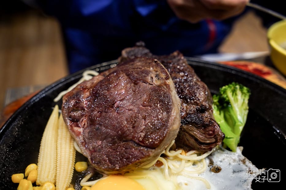 40林口爭厚厚切牛排雙拼老饕牛排肋眼牛排雞腿排自助吧冰淇淋吃到飽.jpg
