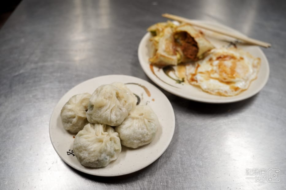 18三重早餐美食順昌鮮肉小籠包皮厚多汁小籠包肉鬆蛋餅.jpg