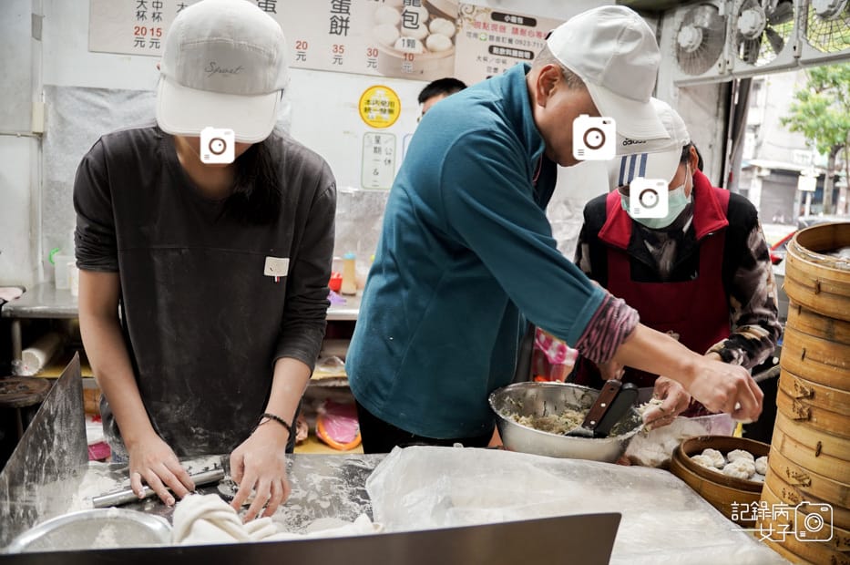 5三重早餐美食順昌鮮肉小籠包皮厚多汁小籠包肉鬆蛋餅.jpg