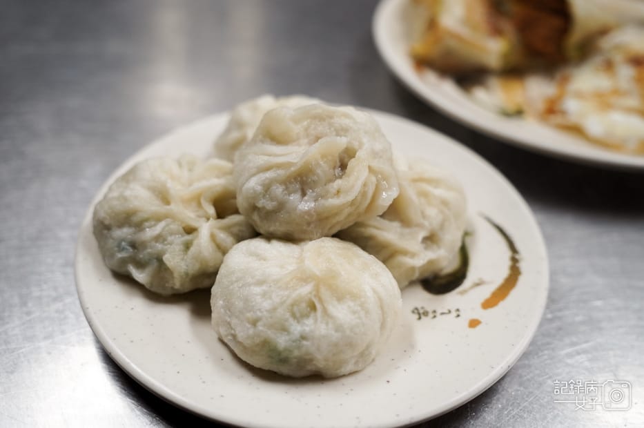 20三重早餐美食順昌鮮肉小籠包皮厚多汁小籠包肉鬆蛋餅.jpg