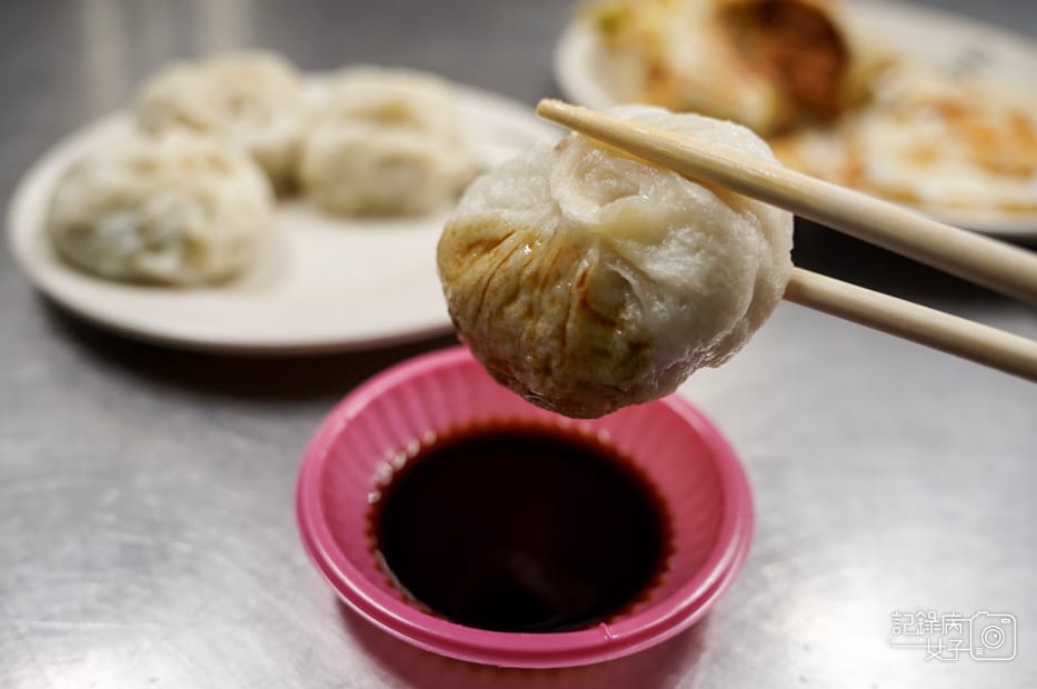 24三重早餐美食順昌鮮肉小籠包皮厚多汁小籠包肉鬆蛋餅.jpg