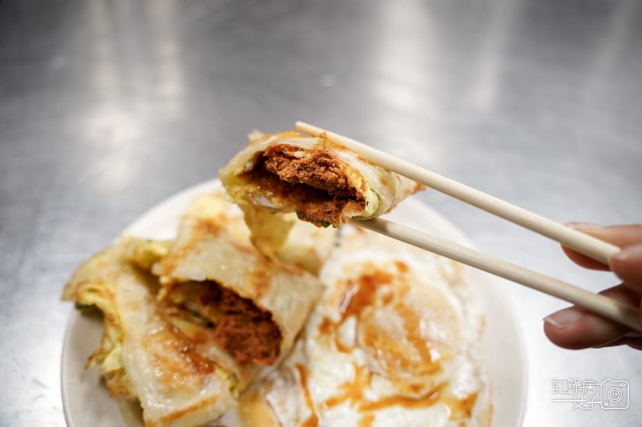 17三重早餐美食順昌鮮肉小籠包皮厚多汁小籠包肉鬆蛋餅.jpg