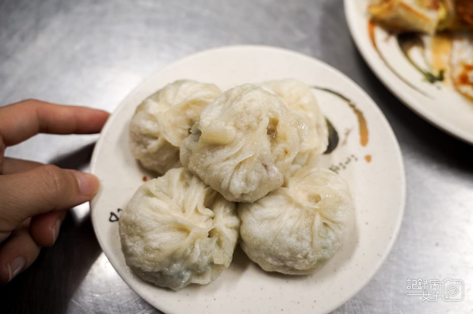 19三重早餐美食順昌鮮肉小籠包皮厚多汁小籠包肉鬆蛋餅.jpg