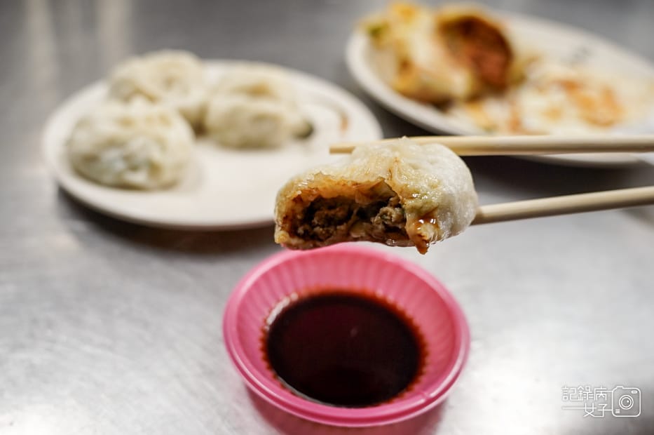 25三重早餐美食順昌鮮肉小籠包皮厚多汁小籠包肉鬆蛋餅.jpg