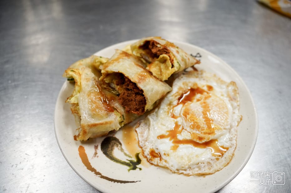 12三重早餐美食順昌鮮肉小籠包皮厚多汁小籠包肉鬆蛋餅.jpg