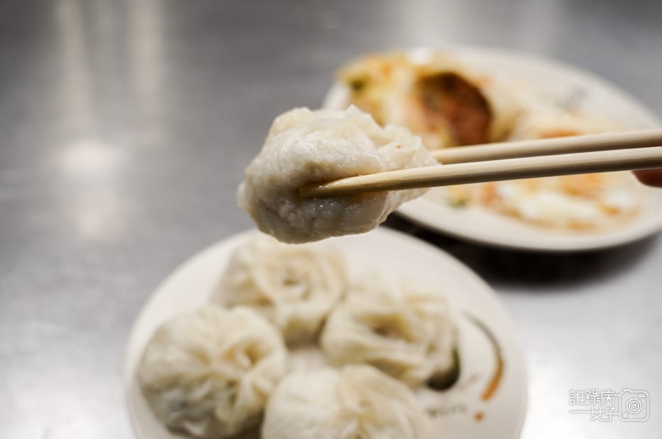 22三重早餐美食順昌鮮肉小籠包皮厚多汁小籠包肉鬆蛋餅.jpg