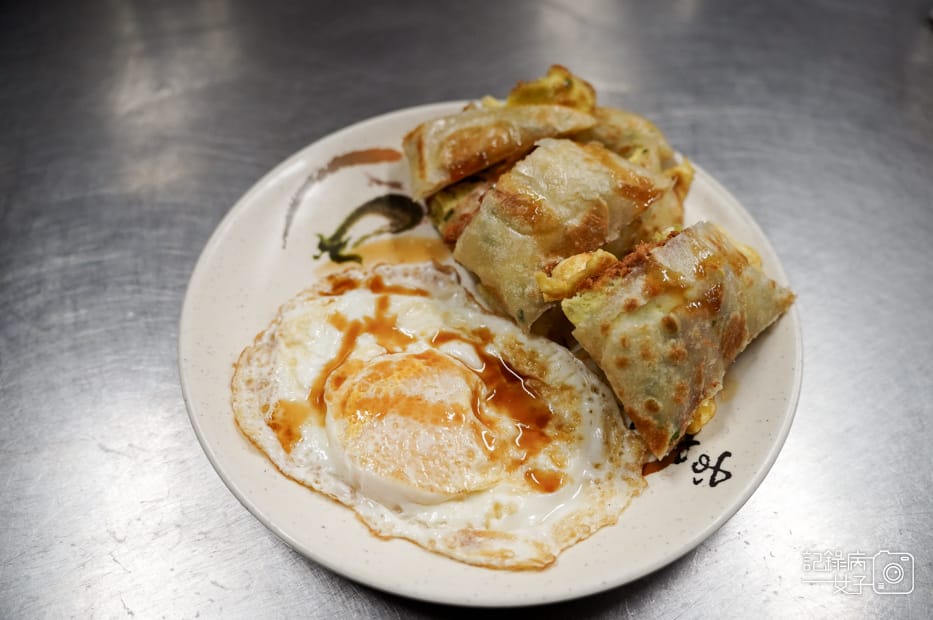 13三重早餐美食順昌鮮肉小籠包皮厚多汁小籠包肉鬆蛋餅.jpg