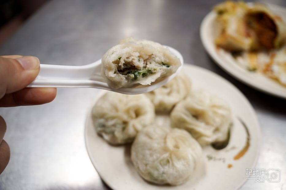 23三重早餐美食順昌鮮肉小籠包皮厚多汁小籠包肉鬆蛋餅.jpg