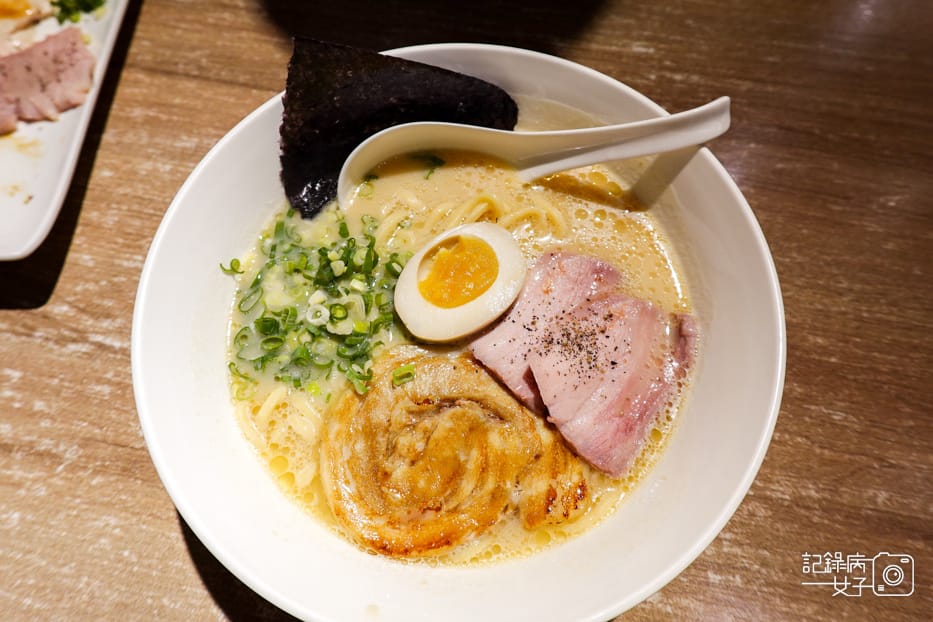 25士林夜市百八龍拉麵人氣濃厚豚骨味噌拉麵叉燒肉.jpg 25士林夜市百八龍拉麵人氣濃厚豚骨味噌拉麵叉燒肉.jpg