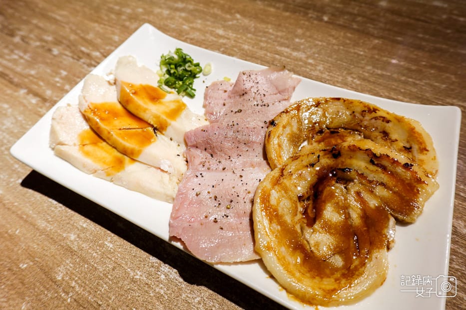 31士林夜市百八龍拉麵綜合叉燒拼盤豬叉燒雞叉燒.jpg 31士林夜市百八龍拉麵綜合叉燒拼盤豬叉燒雞叉燒.jpg